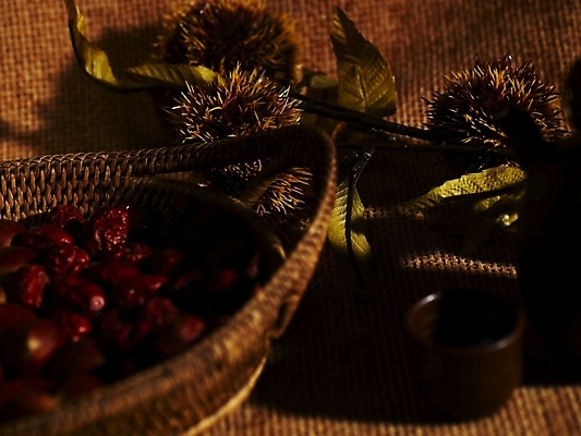 포토 JPG 식물 계절 명절 음식 잎 식재료 잔 한국 실내 사람없음 컵 바구니 추석 견과류 가을 밤 밤송이 대추 건대추 국내포토 전통 식기 기념일 아시아 내부 밤_견과류 파일형식