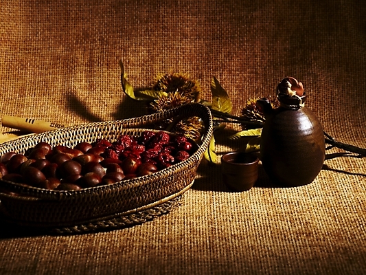 포토 JPG 식물 음식 식재료 나뭇잎 잔 실내 사람없음 컵 바구니 견과류 가을 나뭇가지 밤 밤송이 물병 대추 추석음식 명절음식 국내포토 나무 식기 계절 잎 내부 전통음식 밤_견과류 물통 파일형식