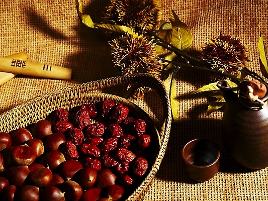 포토 JPG 식물 계절 명절 음식 식재료 나뭇잎 잔 한국 실내 사람없음 컵 바구니 추석 견과류 가을 나뭇가지 밤 밤송이 물병 대추 국내포토 나무 전통 식기 기념일 아시아 잎 내부 밤_견과류 물통 파일형식