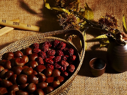 포토 JPG 식물 음식 식재료 나뭇잎 잔 실내 사람없음 컵 바구니 견과류 가을 나뭇가지 밤 밤송이 물병 대추 추석음식 명절음식 국내포토 나무 식기 계절 잎 내부 전통음식 밤_견과류 물통 파일형식