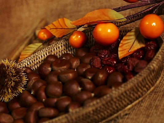 포토 JPG 식물 음식 식재료 나뭇잎 실내 감 사람없음 바구니 견과류 가을 밤 밤송이 추석음식 명절음식 국내포토 계절 잎 과일 내부 전통음식 밤_견과류 파일형식