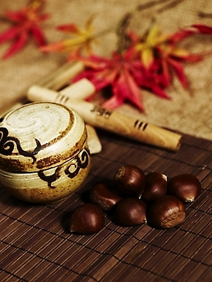 포토 JPG 식물 그릇 음식 단풍 식재료 실내 사람없음 견과류 가을 윷 밤 다기 추석음식 명절음식 국내포토 식기 계절 잎 내부 전통음식 윷놀이 다도 파일형식