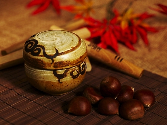 포토 JPG 식물 그릇 음식 단풍 식재료 전통소품 한국 실내 사람없음 견과류 가을 윷 밤 다기 추석음식 명절음식 국내포토 전통 식기 계절 아시아 잎 내부 전통음식 윷놀이 다도 오브젝트 파일형식