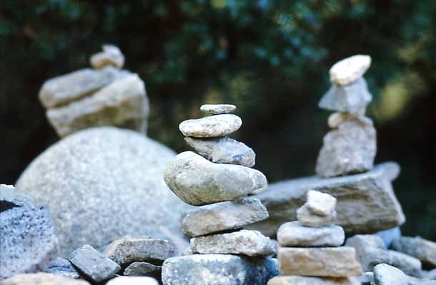 포토 JPG 종교 종교용품 사람없음 쌓기 탑 가을풍경 가을 돌_바위 조약돌 돌 석탑 무속 무속신앙용품 국내포토 건축물 계절 모션 풍경 파일형식 가을_계절