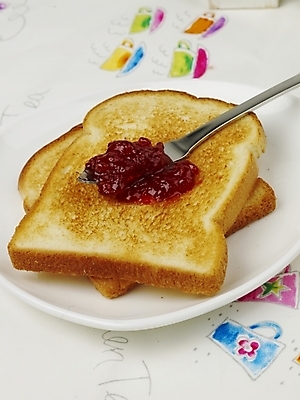 포토 JPG 음식 빵 디저트 실내 사람없음 잼 식빵 제빵 토스트 딸기잼 토스트기 스프레드 국내포토 내부 제과제빵 가전제품 소스_음식 파일형식