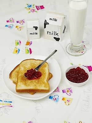 포토 JPG 그릇 접시 음식 빵 포크 디저트 잔 실내 누끼 사람없음 장식 우유 잼 굽기 식빵 제빵 토스트 딸기잼 스프레드 국내포토 식기 유제품 내부 제과제빵 소스_음식 구이 파일형식