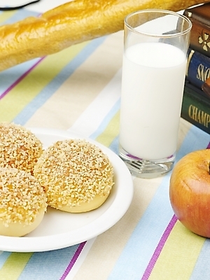 포토 JPG 그릇 접시 음료 음식 빵 과일 디저트 잔 실내 사람없음 장식 책 컵 과자 우유 사과 바게트 제빵 국내포토 식기 유제품 내부 제과제빵 파일형식