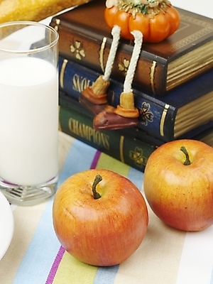 포토 JPG 식물 열매 음료 음식 과일 디저트 잔 실내 사람없음 책 컵 농작물 하이앵글 우유 사과 흰우유 국내포토 식기 뷰포인트 농업 유제품 내부 파일형식