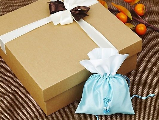 포토 JPG 한국전통 전통 잡화 포장 장신구 복주머니 선물 근접촬영 사람없음 선물상자 상자 축하 전통의상 공예 전통공예 매듭 향주머니 국내포토 뷰포인트 컨셉 전통소품 한국 취미 주머니 파일형식