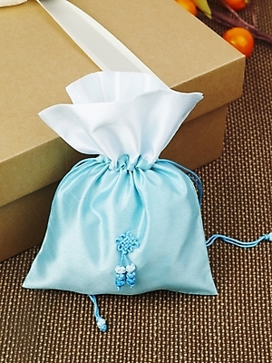 포토 JPG 한국전통 전통 잡화 포장 장신구 복주머니 선물 근접촬영 사람없음 선물상자 상자 축하 전통의상 공예 전통공예 매듭 향주머니 국내포토 뷰포인트 컨셉 전통소품 한국 취미 주머니 파일형식