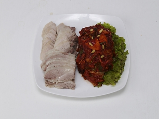 포토 JPG 스튜디오촬영 그릇 접시 한식 음식 김치 한국 돼지고기 요리 누끼 사람없음 상추 야식 보쌈 국내포토 식기 아시아 채소 실내 육류 파일형식