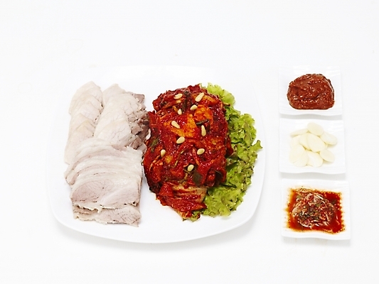 포토 JPG 스튜디오촬영 그릇 접시 한식 음식 김치 한국 돼지고기 요리 누끼 사람없음 상추 야식 보쌈 국내포토 식기 아시아 채소 실내 육류 파일형식