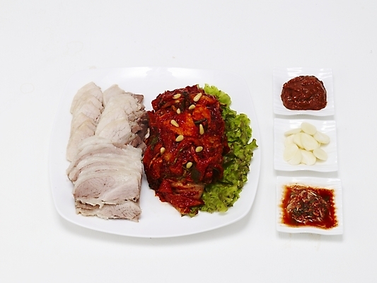 포토 JPG 스튜디오촬영 그릇 접시 한식 음식 김치 한국 돼지고기 요리 누끼 사람없음 상추 야식 보쌈 국내포토 식기 아시아 채소 실내 육류 파일형식