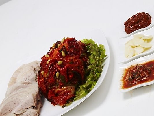 포토 JPG 스튜디오촬영 그릇 접시 한식 음식 김치 한국 돼지고기 요리 사람없음 상추 야식 보쌈 국내포토 식기 아시아 채소 실내 육류 파일형식