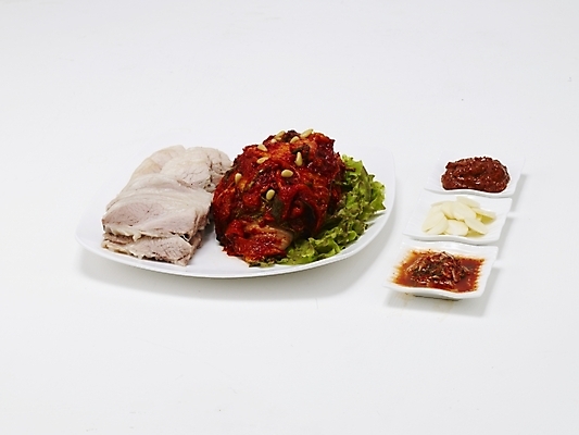 포토 JPG 스튜디오촬영 그릇 접시 한식 음식 김치 한국 돼지고기 요리 누끼 사람없음 상추 야식 보쌈 국내포토 식기 아시아 채소 실내 육류 파일형식