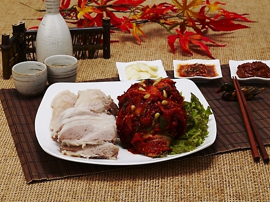 포토 JPG 그릇 접시 한식 음식 단풍 김치 한국 실내 돼지고기 요리 사람없음 나뭇가지 상추 야식 보쌈 국내포토 나무 식기 아시아 잎 채소 육류 내부 파일형식