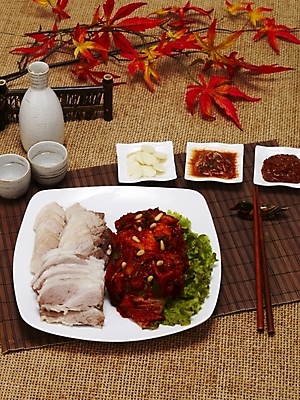 포토 JPG 그릇 접시 한식 음식 단풍 김치 한국 실내 돼지고기 요리 사람없음 나뭇가지 상추 야식 보쌈 국내포토 나무 식기 아시아 잎 채소 육류 내부 파일형식