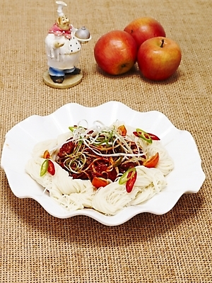 포토 JPG 그릇 접시 한식 음식 한국 실내 요리 누끼 사람없음 사과 안주 국수 야식 무침 골뱅이무침 소면 파채 국내포토 식기 아시아 과일 내부 면류 파일형식