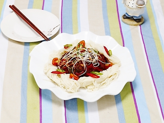 포토 JPG 그릇 접시 한식 음식 젓가락 한국 실내 요리 누끼 사람없음 안주 국수 야식 무침 골뱅이무침 소면 파채 국내포토 식기 아시아 수저 내부 면류 파일형식