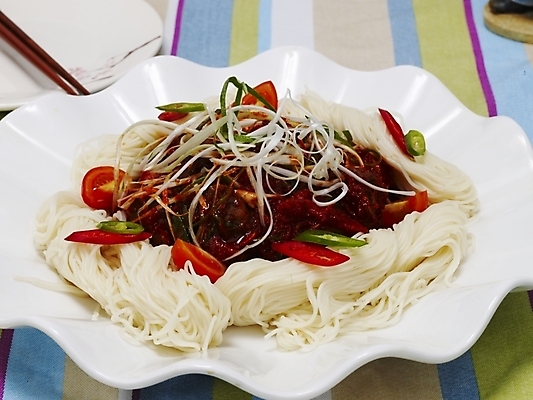 포토 JPG 그릇 접시 한식 음식 젓가락 한국 실내 요리 사람없음 안주 국수 야식 무침 골뱅이무침 소면 파채 국내포토 식기 아시아 수저 내부 면류 파일형식