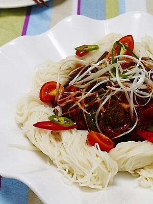 포토 JPG 그릇 접시 한식 음식 한국 실내 요리 사람없음 안주 국수 야식 무침 골뱅이무침 소면 파채 국내포토 식기 아시아 내부 면류 파일형식