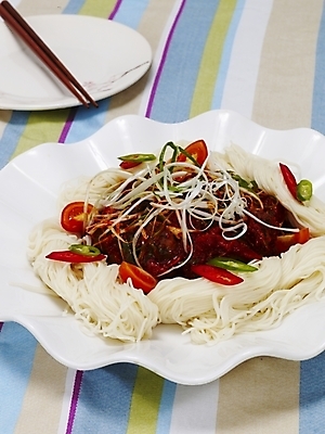 포토 JPG 그릇 접시 한식 음식 젓가락 한국 실내 요리 사람없음 안주 국수 야식 무침 골뱅이무침 소면 파채 국내포토 식기 아시아 수저 내부 면류 파일형식