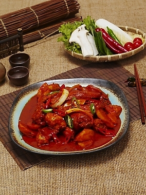 포토 JPG 그릇 접시 한식 음식 젓가락 실내 요리 사람없음 매움 대나무발 닭감자탕 닭볶음탕 국내포토 식기 수저 내부 맛 감자탕 닭고기요리 파일형식