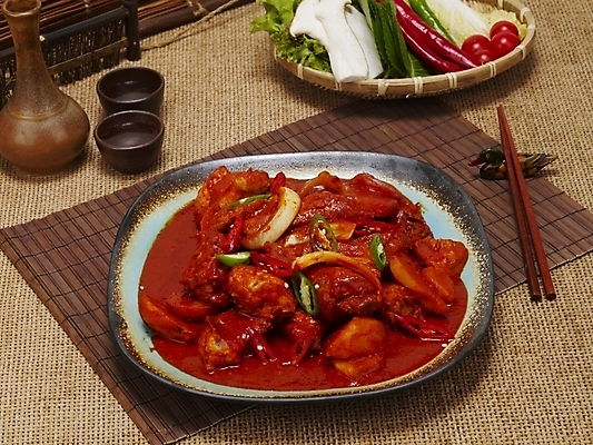 포토 JPG 그릇 접시 한식 음식 젓가락 실내 요리 사람없음 매움 대나무발 닭감자탕 닭볶음탕 국내포토 식기 수저 내부 맛 감자탕 닭고기요리 파일형식