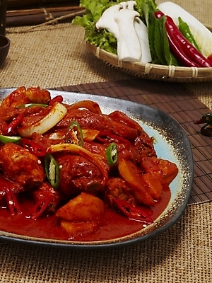 포토 JPG 그릇 접시 한식 음식 실내 요리 사람없음 매움 대나무발 닭감자탕 닭볶음탕 국내포토 식기 내부 맛 감자탕 닭고기요리 파일형식