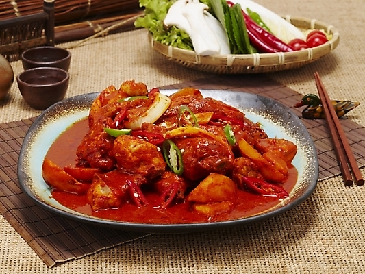 포토 JPG 그릇 접시 한식 음식 젓가락 실내 요리 사람없음 매움 대나무발 닭감자탕 닭볶음탕 국내포토 식기 수저 내부 맛 감자탕 닭고기요리 파일형식