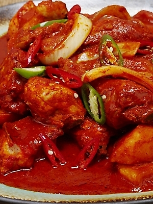 포토 JPG 그릇 접시 한식 음식 요리 근접촬영 사람없음 매움 닭감자탕 닭볶음탕 국내포토 식기 뷰포인트 맛 감자탕 닭고기요리 파일형식