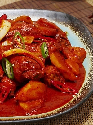 포토 JPG 그릇 접시 한식 음식 실내 요리 근접촬영 사람없음 매움 닭감자탕 닭볶음탕 국내포토 식기 뷰포인트 내부 맛 감자탕 닭고기요리 파일형식