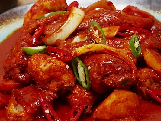 포토 JPG 그릇 접시 한식 음식 요리 근접촬영 사람없음 매움 닭감자탕 닭볶음탕 국내포토 식기 뷰포인트 맛 감자탕 닭고기요리 파일형식