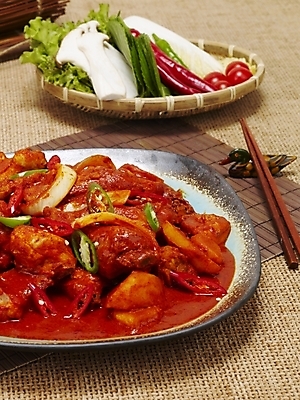 포토 JPG 그릇 접시 한식 음식 젓가락 실내 요리 사람없음 매움 대나무발 닭감자탕 닭볶음탕 국내포토 식기 수저 내부 맛 감자탕 닭고기요리 파일형식