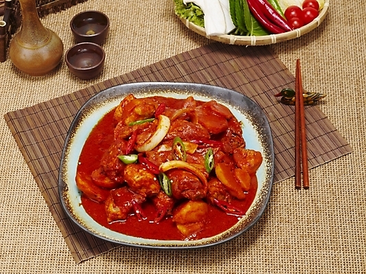 포토 JPG 그릇 접시 한식 음식 젓가락 실내 요리 사람없음 매움 대나무발 닭감자탕 닭볶음탕 국내포토 식기 수저 내부 맛 감자탕 닭고기요리 파일형식