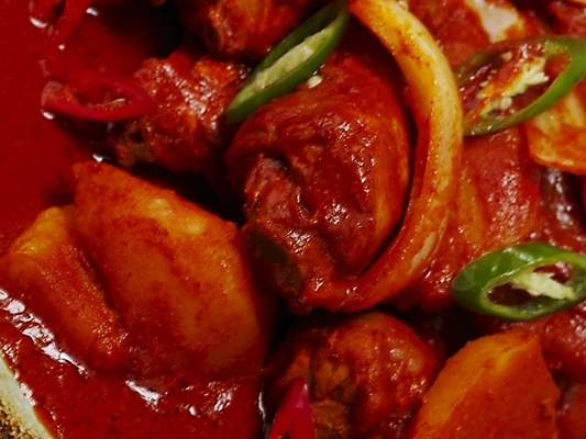 포토 JPG 그릇 접시 한식 음식 요리 근접촬영 사람없음 매움 닭감자탕 닭볶음탕 국내포토 식기 뷰포인트 맛 감자탕 닭고기요리 파일형식