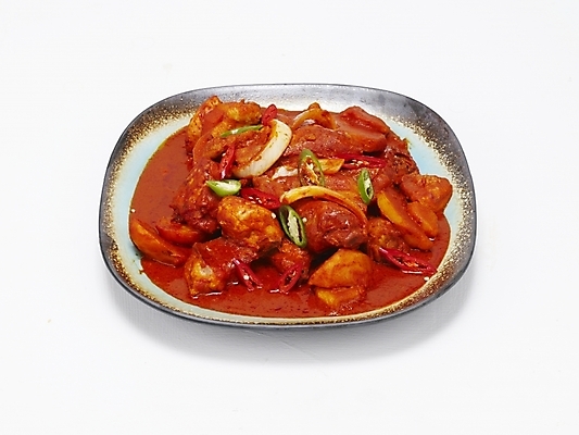 포토 JPG 스튜디오촬영 그릇 접시 한식 음식 요리 누끼 사람없음 매움 닭감자탕 닭볶음탕 국내포토 식기 실내 맛 감자탕 닭고기요리 파일형식