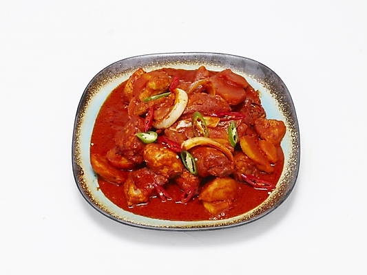 포토 JPG 스튜디오촬영 그릇 접시 한식 음식 요리 누끼 사람없음 매움 닭감자탕 닭볶음탕 국내포토 식기 실내 맛 감자탕 닭고기요리 파일형식