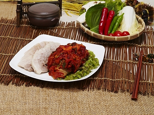 포토 JPG 그릇 접시 한식 음식 김치 한국 실내 요리 사람없음 야식 보쌈 국내포토 식기 아시아 내부 파일형식