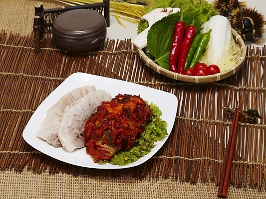 포토 JPG 그릇 접시 한식 음식 김치 한국 실내 요리 사람없음 야식 보쌈 국내포토 식기 아시아 내부 파일형식