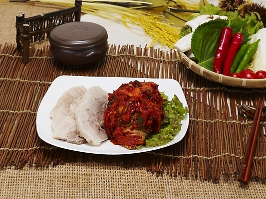 포토 JPG 그릇 접시 한식 음식 김치 한국 실내 요리 사람없음 야식 보쌈 국내포토 식기 아시아 내부 파일형식