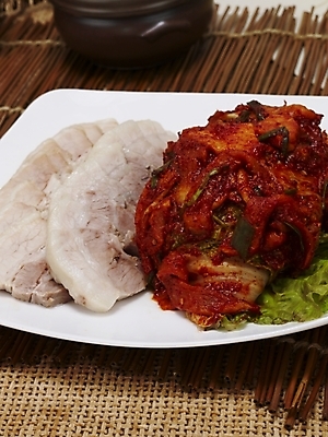 포토 JPG 그릇 접시 한식 음식 김치 한국 실내 요리 사람없음 야식 보쌈 국내포토 식기 아시아 내부 파일형식