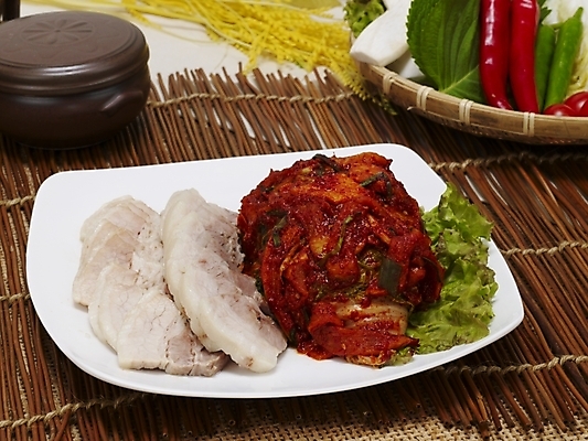 포토 JPG 그릇 접시 한식 음식 김치 한국 실내 요리 사람없음 야식 보쌈 국내포토 식기 아시아 내부 파일형식