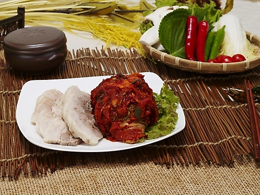 포토 JPG 그릇 접시 한식 음식 김치 한국 실내 요리 사람없음 야식 보쌈 국내포토 식기 아시아 내부 파일형식