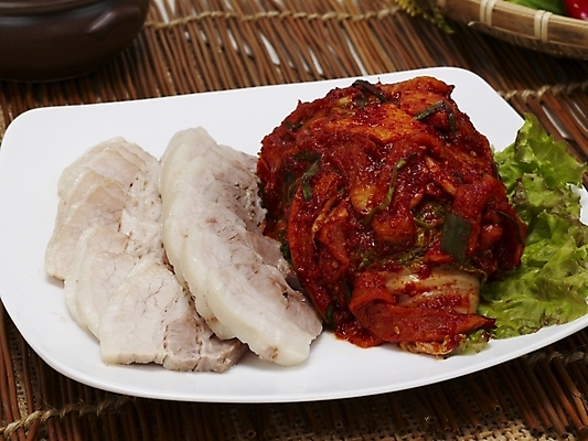 포토 JPG 그릇 접시 한식 음식 김치 한국 실내 요리 사람없음 야식 보쌈 국내포토 식기 아시아 내부 파일형식