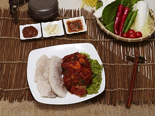 포토 JPG 그릇 접시 한식 음식 김치 한국 실내 요리 사람없음 야식 보쌈 국내포토 식기 아시아 내부 파일형식