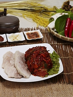 포토 JPG 그릇 접시 한식 음식 김치 한국 실내 요리 사람없음 야식 보쌈 국내포토 식기 아시아 내부 파일형식