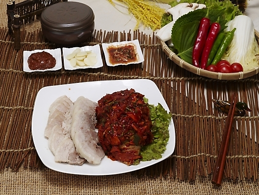 포토 JPG 그릇 접시 한식 음식 김치 한국 실내 요리 사람없음 야식 보쌈 국내포토 식기 아시아 내부 파일형식