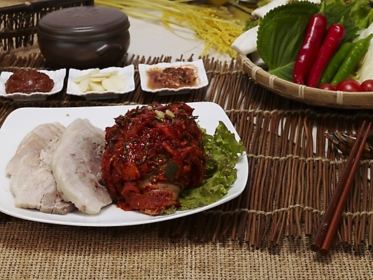 포토 JPG 그릇 접시 한식 음식 김치 한국 실내 요리 사람없음 야식 보쌈 국내포토 식기 아시아 내부 파일형식