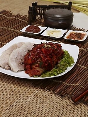 포토 JPG 그릇 접시 한식 음식 김치 한국 실내 요리 사람없음 야식 보쌈 국내포토 식기 아시아 내부 파일형식